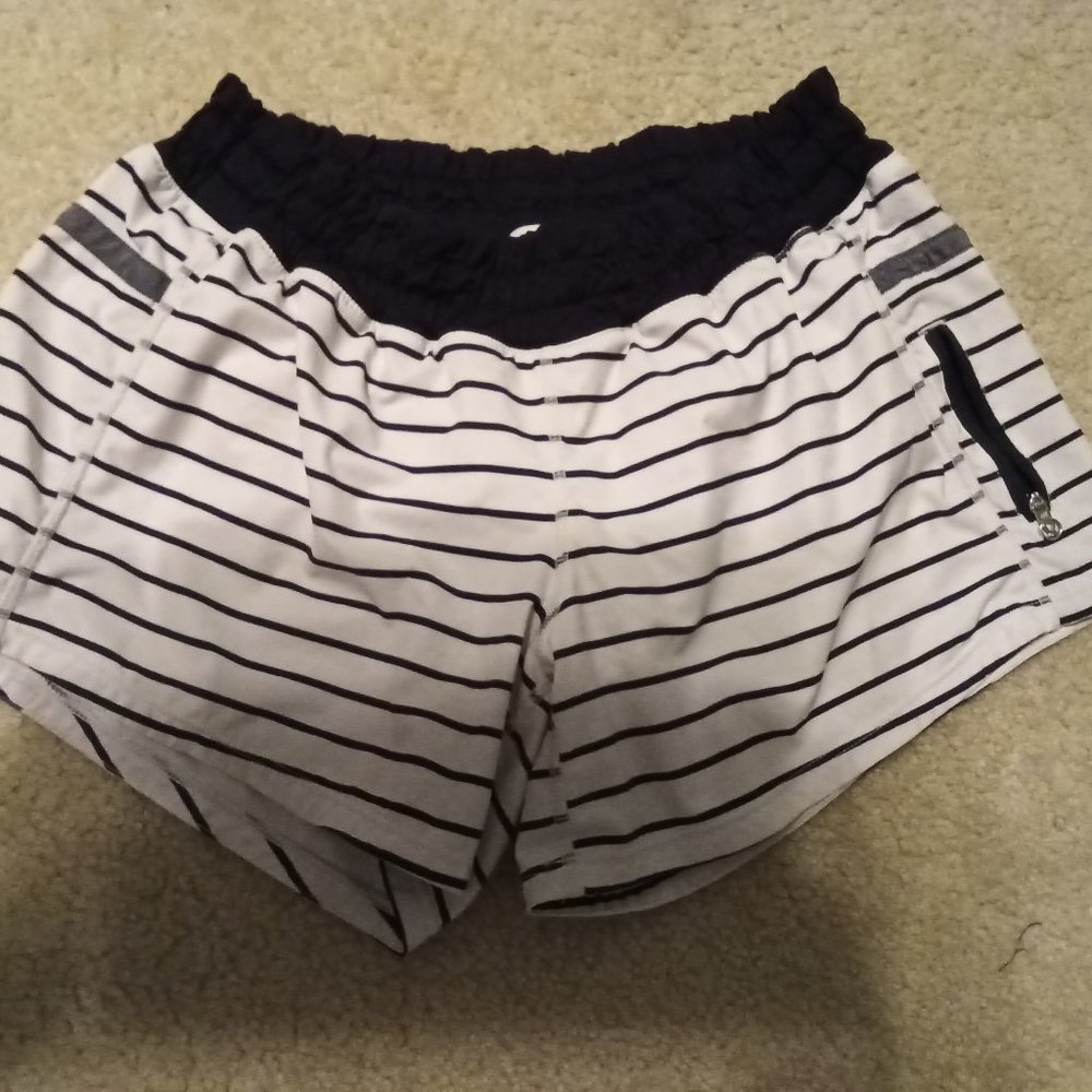 Lululemon tracker III shorts size 6 EUC
